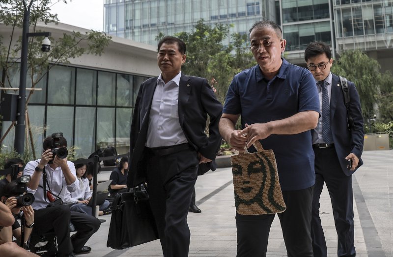 [서울=뉴시스] 정병혁 기자 = 공천개입 의혹 및 여론조사 조작 의혹을 받고 있는 명태균 씨가 31일 서울 종로구 김건희 특검팀(특별검사 민중기) 사무실로 조사를 받기 위해 출석하고 있다. 2025.07.31. jhope@newsis.com