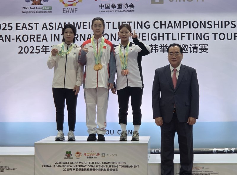 [서울=뉴시스] 역도 김은영(시상대 맨 오른쪽), 2025 동아시아선수권대회 여자 48㎏급 경기서 인상, 용상, 합계 부문 동메달 획득. (사진=대한역도연맹 제공) *재판매 및 DB 금지
