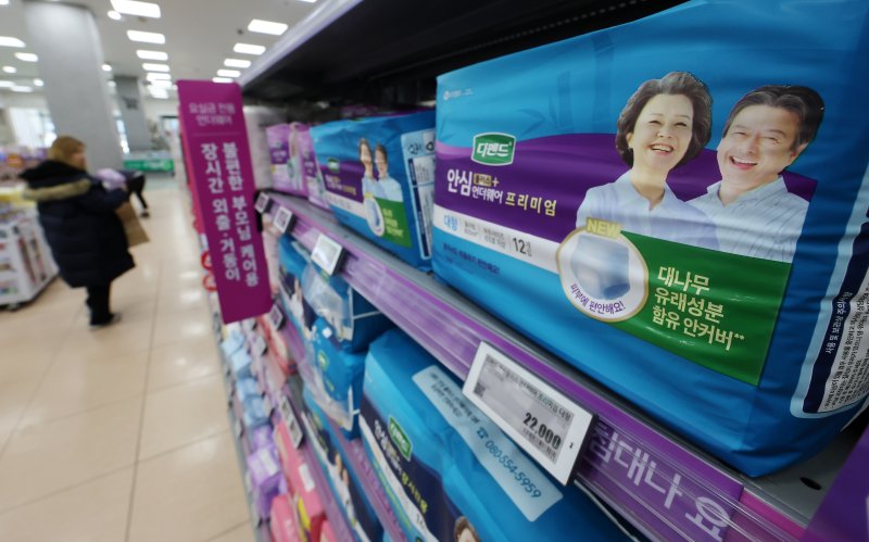 [서울=뉴시스] 김명년 기자 = 31일 식품의약품안전처에 따르면 지난해 어린이용 기저귀(위생깔개 포함)의 생산과 수입량을 합친 공급량이 전년 대비 약 10.3% 감소한 것으로 나타났다. 반면 성인용 기저귀 공급량은 전년 보다 4.8% 증가했다. 2024.01.08. kmn@newsis.com