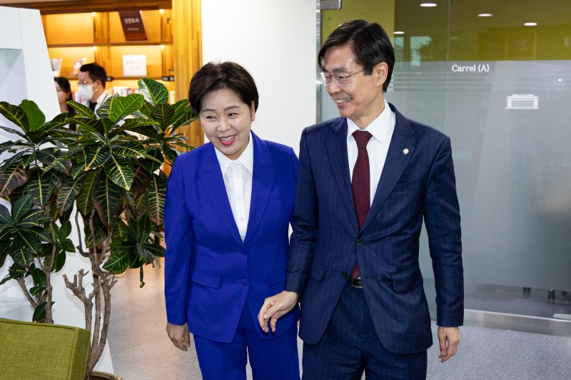국민의힘 당대표 출마를 선언한 조경태, 양향자 의원이 31일 서울 여의도 국회 의원회관에서 만나 자리로 이동하고 있다. 2025.7.31/뉴스1 ⓒ News1 유승관 기자