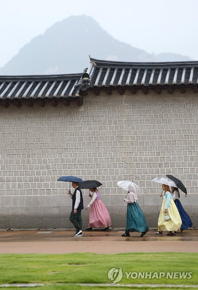 '경복궁 담벼락 걸으며' (출처=연합뉴스)