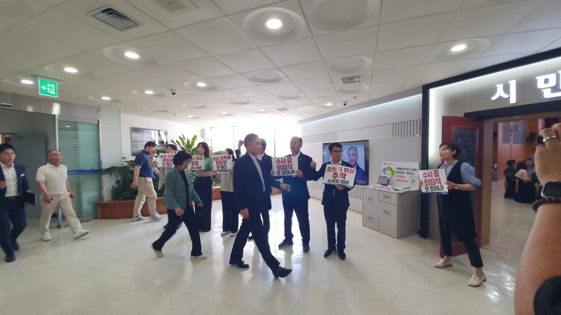 [창원=뉴시스] 강경국 기자 = 더불어민주당 경남 창원시의원단이 31일 창원시청 시민홀에서 열린 조명래 창원시 제2부시장의 퇴임식을 취소하라며 시위를 하는 가운데 김묘정 창원시의원이 조 부시장에게 거세게 항의하고 있다. 2025.07.31. kgkang@newsis.com