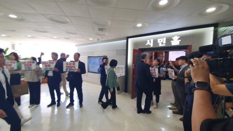 [창원=뉴시스] 강경국 기자 = 더불어민주당 경남 창원시의원단이 31일 창원시청 시민홀에서 열린 조명래 창원시 제2부시장의 퇴임식을 취소하라며 시위를 하는 가운데 김묘정 창원시의원이 조 부시장에게 거세게 항의하고 있다. 2025.07.31. kgkang@newsis.com