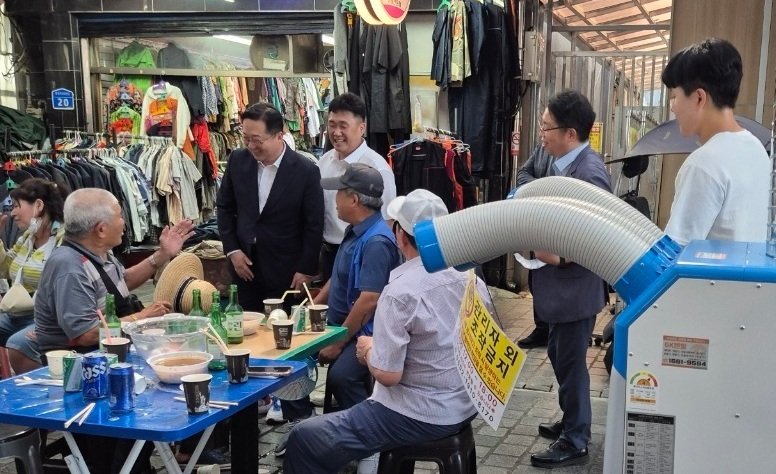 이장우 대전시장, 전통시장을 찾아 시민들과 대화하는 모습. (대전시 제공. 재판매 및 DB금지)2025.7.31/뉴스1
