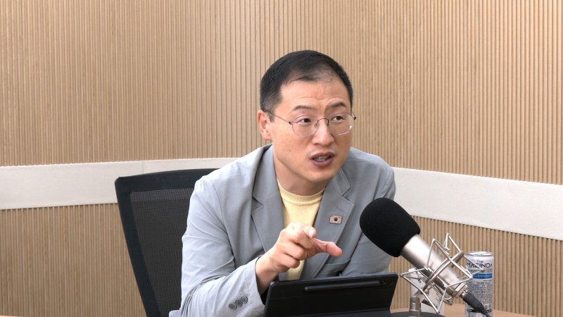 김상욱 더불어민주당 의원이 31일 뉴스1TV '팩트앤뷰'에 출연해 질문에 답하고 있다.