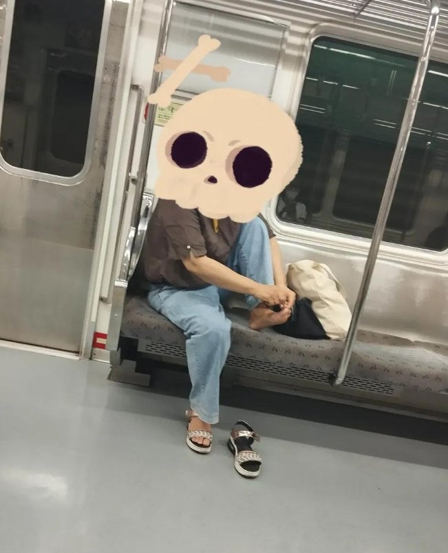 지하철에서 발톱 깎은 아주머니, 그 손으로..경악