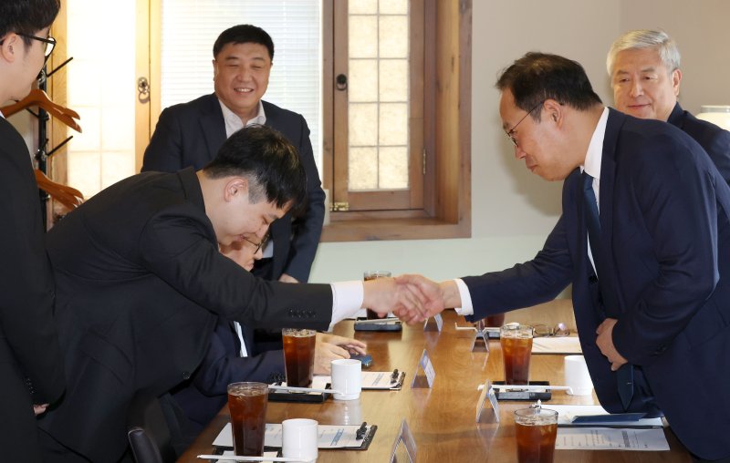 [서울=뉴시스] 조성우 기자 = 31일 오전 서울 중구 달개비에서 열린 수련협의체 제2차 회의에서 김국일(오른쪽) 보건복지부 보건의료정책관과 한성존(왼쪽) 대한전공의협의회 비상대책위원장이 인사를 나누고 있다. 2025.07.31. xconfind@newsis.com