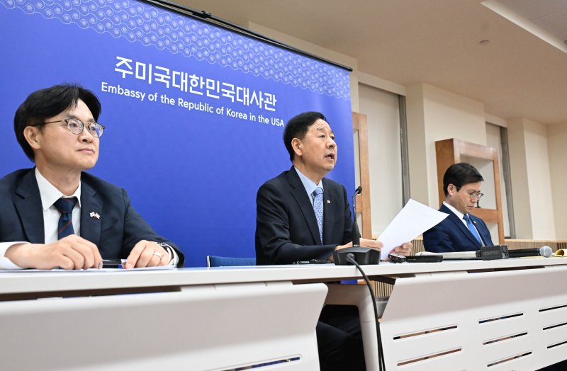 구윤철 경제부총리 겸 기획재정부 장관이 30일 저녁(현지 시간) 미국 워싱턴DC 소재 주미한국대사관에서 '한-미 통상협의 결과브리핑'을 열고 발표문을 낭독하고 있다. 왼쪽부터 김정관 산업통상자원부장관, 구윤철 부총리, 여한구 통상교섭본부장. (사진=기재부 제공) 2025.07.31. photo@newsis.com