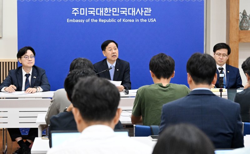 구윤철 경제부총리 겸 기획재정부 장관이 30일 저녁(현지 시간) 미국 워싱턴DC 소재 주미한국대사관에서 '한-미 통상협의 결과브리핑'을 열고 발표문을 낭독하고 있다. 왼쪽부터 김정관 산업통상자원부장관, 구윤철 부총리, 여한구 통상교섭본부장. (사진=기재부 제공) 2025.07.31. photo@newsis.com