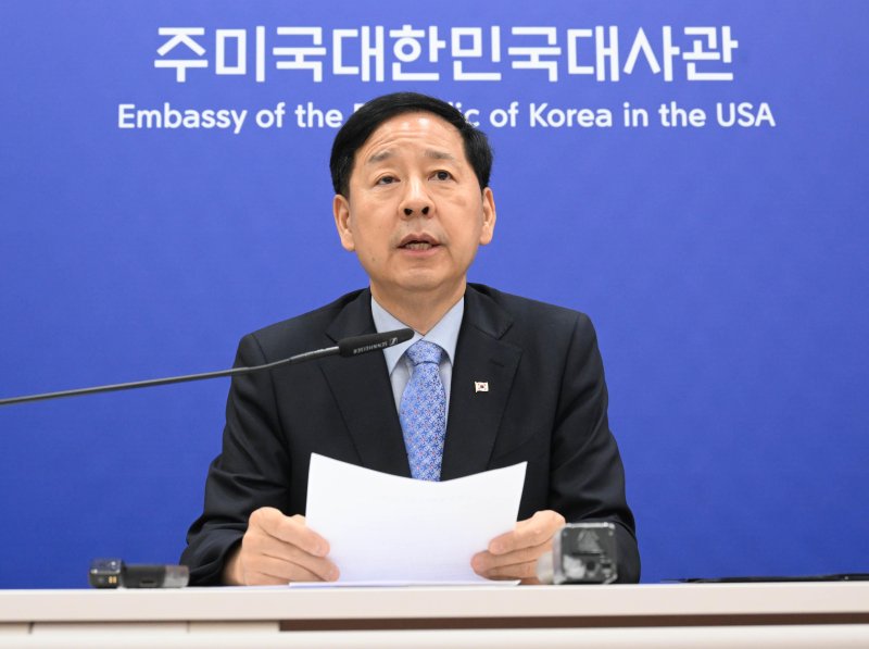 [서울=뉴시스] 구윤철 부총리 겸 기획재정부 장관이 30일(현지 시간) 미국 워싱턴 주미한국대사관에서 열린 '한-미 통상협의 결과브리핑'에서 발표문을 낭독하고 있다. (사진=기획재정부 제공) 2025.07.31. photo@newsis.com *재판매 및 DB 금지