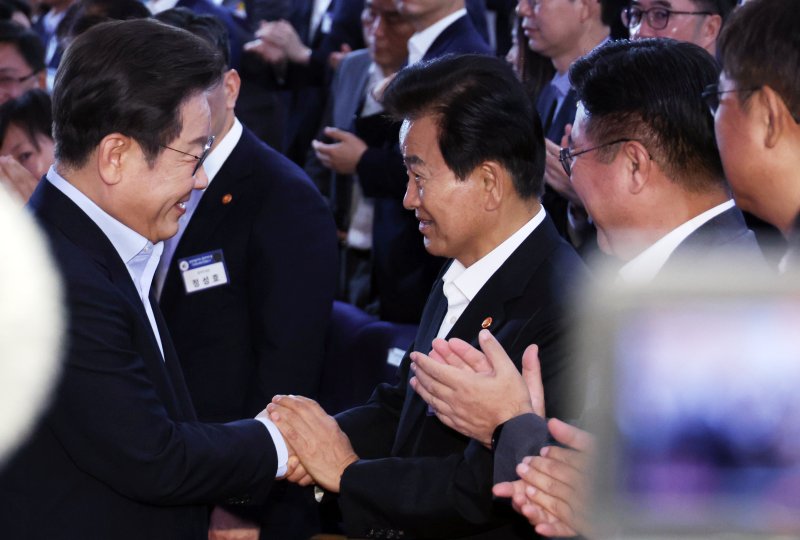 이재명 대통령이 지난달 31일 정부서울청사에서 열린 고위공직자 특강에 입장하며 정동영 통일부 장관과 대화하고 있다. 연합뉴스