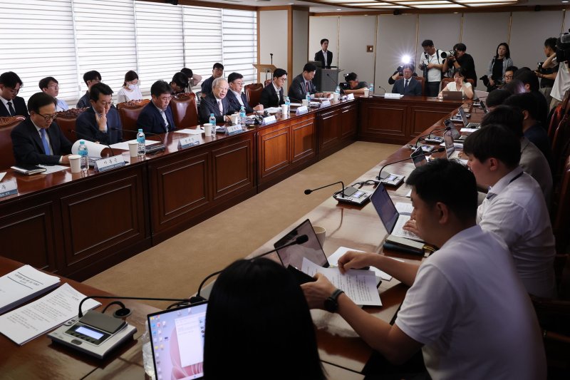 [서울=뉴시스] 권창회 기자 = 손경식 경총 회장이 31일 오전 서울 마포구 경총회관에서 열린 노동조합법 개정 관련 긴급 기자회견에서 발언하고 있다. 2025.07.31. kch0523@newsis.com