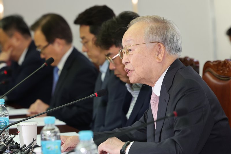 [서울=뉴시스] 권창회 기자 = 손경식 경총 회장이 31일 오전 서울 마포구 경총회관에서 열린 노동조합법 개정 관련 긴급 기자회견에서 발언하고 있다. 2025.07.31. kch0523@newsis.com