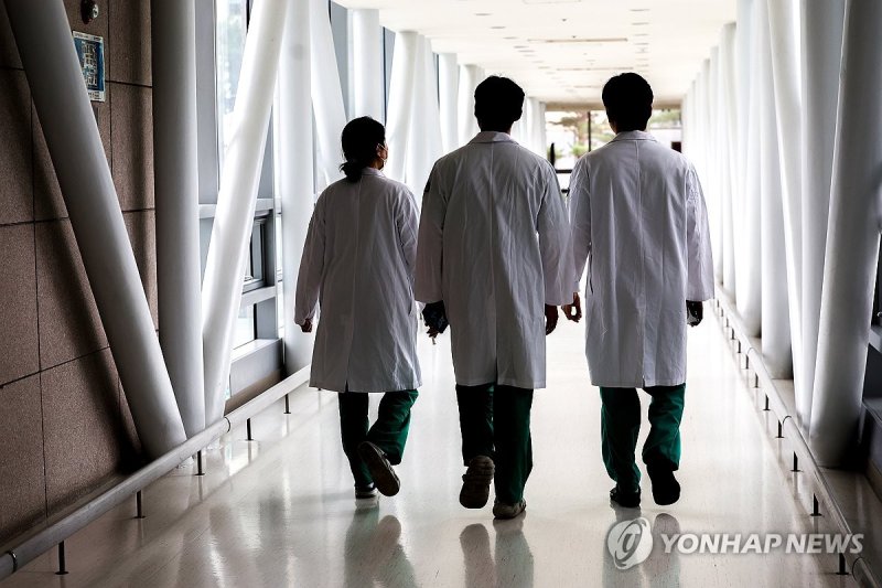 병원에서 의료진들이 이동하고 있다. 연합뉴스