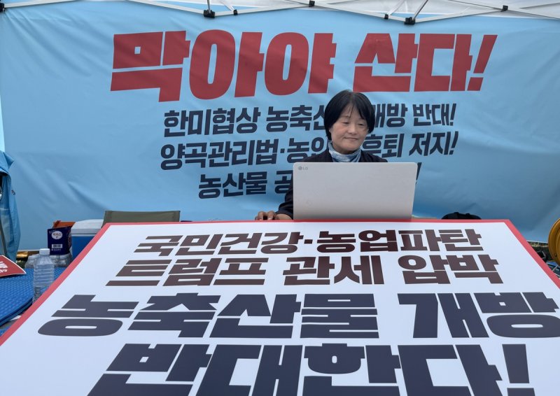 농축산물 개방 반대 농성하는 오은미 전북도의원 (출처=연합뉴스)