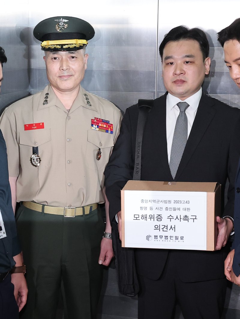 해병대 수사단장인 박정훈 대령이 31일 서울 서초구 '채상병 특별검사팀'(이명현 특검) 사무실에 참고인 신분으로 조사를 받기 위해 출석하고 있다. /사진=뉴스1