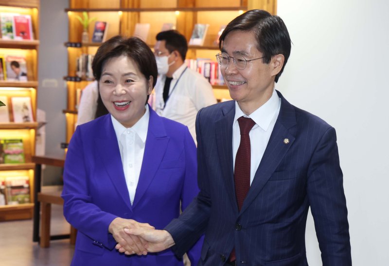 [서울=뉴시스] 조성봉 기자= 조경태, 양향자 국민의힘 당대표 후보가 31일 오전 서울 여의도 국회 의원회관 의원열람실에서 열린 혁신후보 회동에서 악수를 하고 있다. 2025.07.31 suncho21@newsis.com