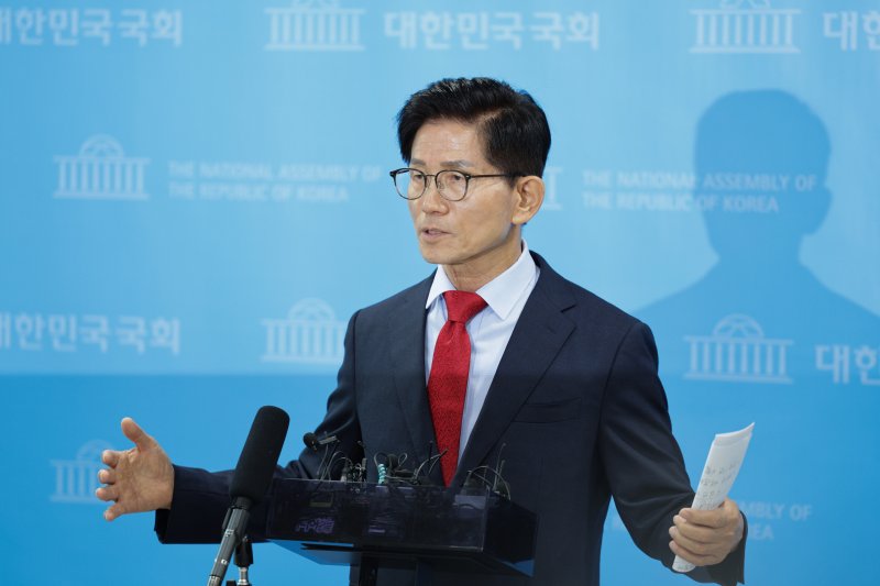 국민의힘 당대표 출마를 선언한 김문수 전 고용노동부 장관이 31일 서울 여의도 국회 소통관에서 비전·공약 발표를 마친 후 취재진의 질의에 답변하고 있다. 2025.7.31/뉴스1 ⓒ News1 신웅수 기자