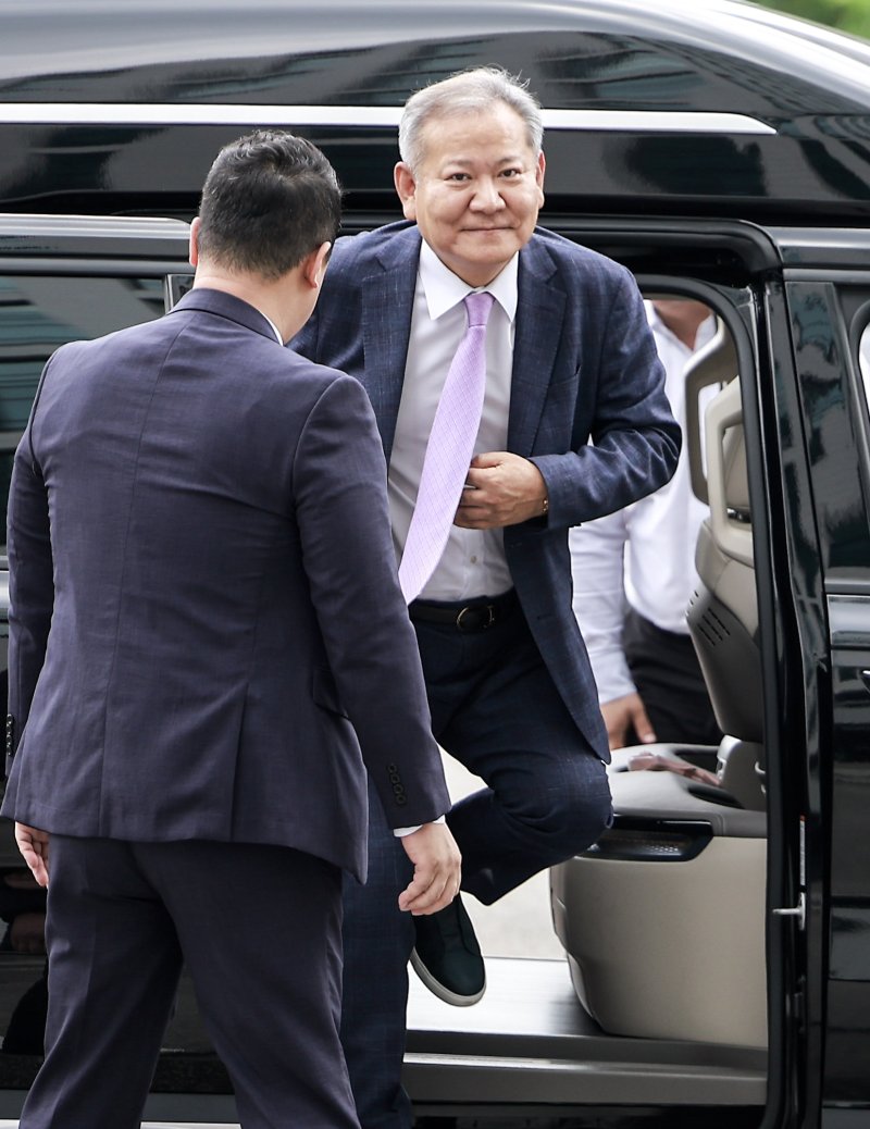[서울=뉴시스] 정병혁 기자 = 영장실질심사를 앞둔 이상민 전 행정안전부 장관이 31일 서울 서초구 내란특검 사무실로 들어가고 있다. 2025.07.31. jhope@newsis.com