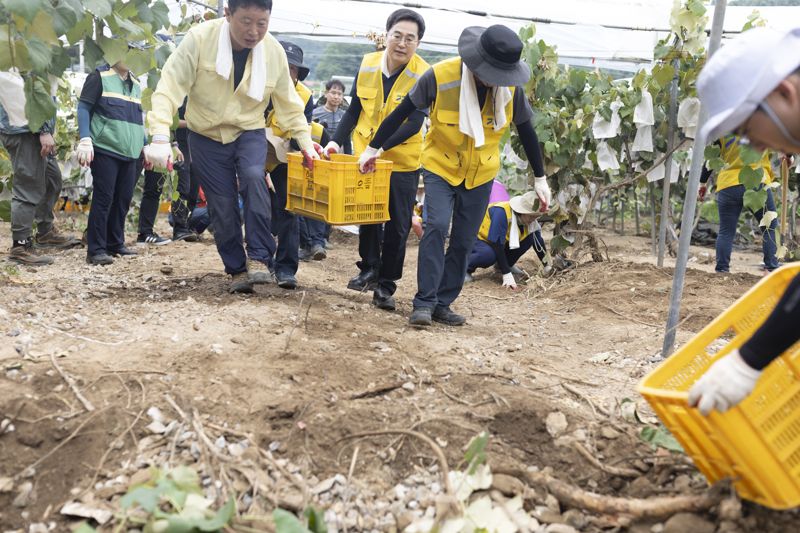 31일 오후 김동연 경기지사(가운데)가 가평군 피해 현장을 찾아 서태원 가평군수(왼쪽)와 수해 복구 작업을 하고 있다. 경기도 제공