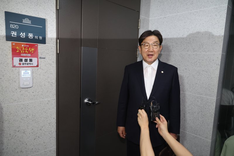 [서울=뉴시스] 조성봉 기자 = 권성동 국민의힘 의원이 18일 서울 여의도 국회 의원회관에서 김건희 특검의 압수수색이 진행중인 자신의 의원실로 이동하고 있다. 2025.07.18. suncho21@newsis.com