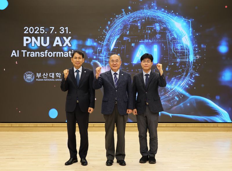 인공지능(AI) 대전환을 위한 통합전략 추진 발족식 모습. 왼쪽부터 부산대 박상후 대외·전략부총장, 최재원 총장, 정영석 미래정책실장. 부산대 제공