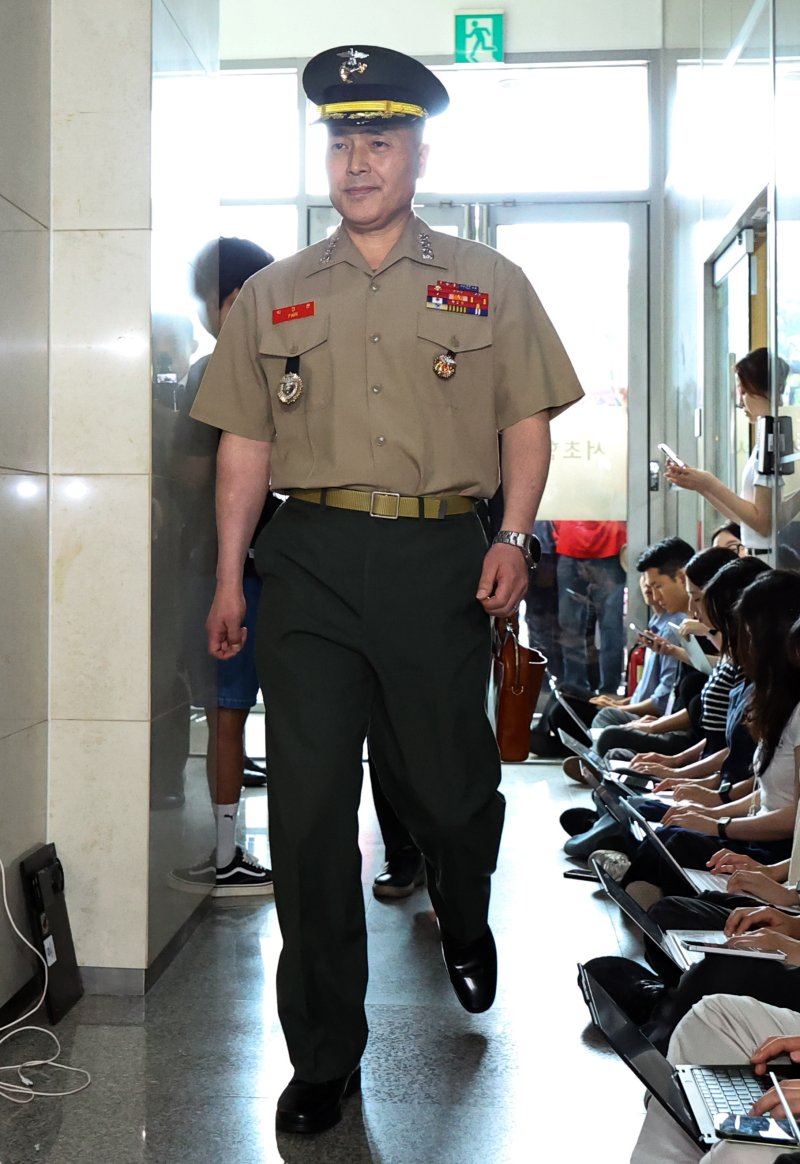 [서울=뉴시스] 최진석 기자 = 박정훈 해병대수사단장(대령)이 31일 서울 서초구 이명현 순직 해병 특별검사 사무실로 참고인 조사를 받기 위해 2차 출석하고 있다. 2025.07.31. myjs@newsis.com
