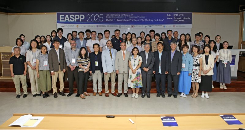 [서울=뉴시스] '동아시아철학실천학회 국제학술대회(EASPP 2025)' 참가자들이 단체 사진을 촬영하고 있다. (사진=동국대 제공) 2025.07.31. photo@newsis.com *재판매 및 DB 금지