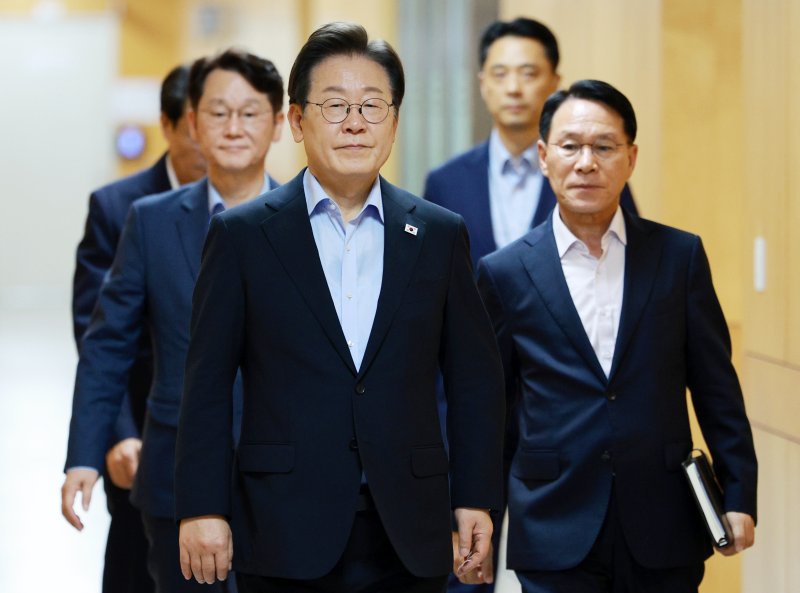 이재명 대통령, 6차 수석·보좌관 회의 참석 (서울=연합뉴스) 홍해인 기자 = 이재명 대통령이 31일 서울 용산 대통령실 청사에서 열린 6차 수석·보좌관 회의에 입장하고 있다. 2025.7.31 [대통령실통신사진기자단] hihong@yna.co.kr (끝)