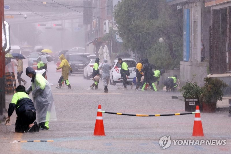 배수 작업 (출처=연합뉴스)