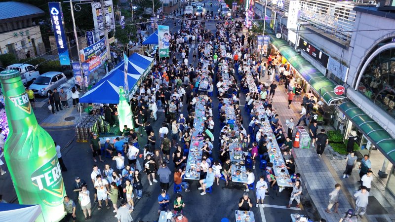 제9회 홍천강 별빛음악 맥주축제 전야제가 지난 30일 꽃뫼공원 앞 대로변에서 열렸다. 이번 전야제에서는 홍천군민 모두가 하나되는 거리 퍼레이드와 기관 간 자존심을 걸고 펼쳐지는 맥주 빨리 마시기 대회, 다채로운 공연이 진행됐다.(홍천군 제공. 재판매 및 DB금지) 2025.7.31/뉴스1 ⓒ News1 이종재 기자