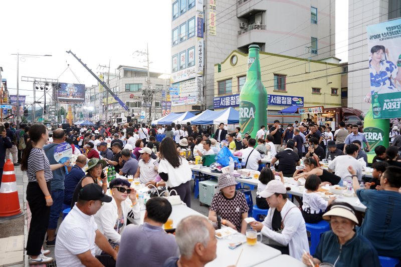 제9회 홍천강 별빛음악 맥주축제 전야제가 지난 30일 꽃뫼공원 앞 대로변에서 열렸다. 이번 전야제에서는 홍천군민 모두가 하나되는 거리 퍼레이드와 기관 간 자존심을 걸고 펼쳐지는 맥주 빨리 마시기 대회, 다채로운 공연이 진행됐다.(홍천군 제공. 재판매 및 DB금지) 2025.7.31/뉴스1 ⓒ News1 이종재 기자
