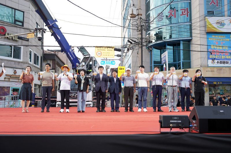 제9회 홍천강 별빛음악 맥주축제 전야제가 지난 30일 막을 올렸다. 행사에서는 거리 퍼레이드와 기관 간 자존심을 걸고 펼쳐지는 맥주 빨리 마시기 대회, 다채로운 공연이 진행됐다.(홍천군 제공. 재판매 및 DB금지) ⓒ News1 이종재 기자