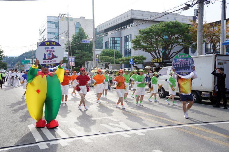 지난 30일 열린 제9회 홍천강 별빛음악 맥주축제 전야제에서 홍천군민 모두가 하나되는 거리 퍼레이드 행사가 펼쳐지고 있다.(홍천군 제공. 재판매 및 DB금지) 2025.7.31/뉴스1 ⓒ News1 이종재 기자
