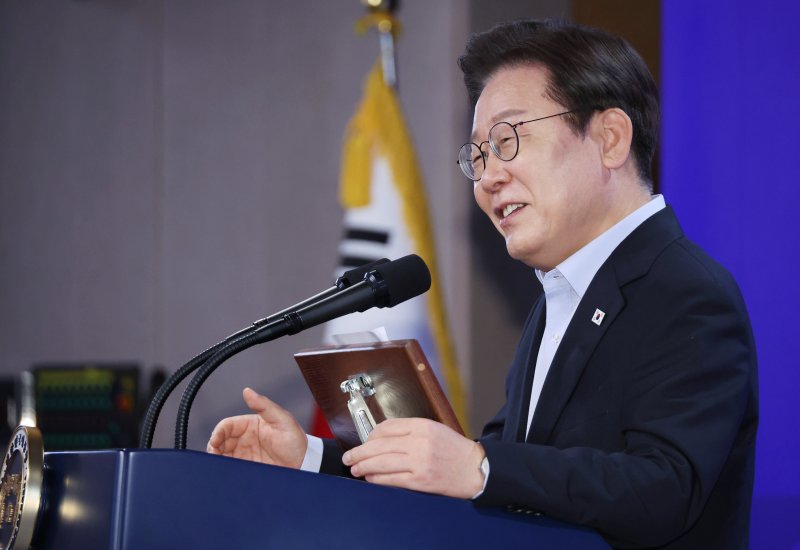[서울=뉴시스] 최동준 기자 = 이재명 대통령이 31일 서울 종로구 정부서울청사에서 열린 '국민주권시대 공직자의 길' 고위공직자 워크숍에서 특강하고 있다. (대통령실통신사진기자단) 2025.07.31. photocdj@newsis.com