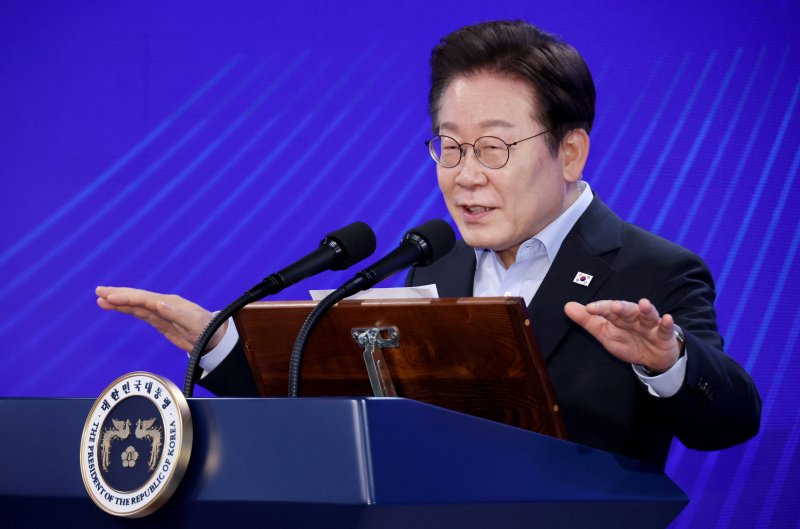 [서울=뉴시스] 최동준 기자 = 이재명 대통령이 31일 서울 종로구 정부서울청사에서 열린 '국민주권시대 공직자의 길' 고위공직자 워크숍에서 특강하고 있다. (대통령실통신사진기자단) 2025.07.31. photocdj@newsis.com