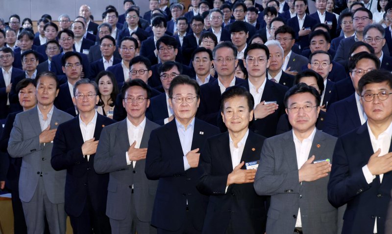 [서울=뉴시스] 최동준 기자 = 이재명 대통령이 31일 서울 종로구 정부서울청사에서 열린 '국민주권시대 공직자의 길' 고위공직자 워크숍에서 참석자들과 국민의례를 하고 있다. (대통령실통신사진기자단) 2025.07.31. photocdj@newsis.com