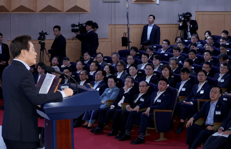 [서울=뉴시스] 최동준 기자 = 이재명 대통령이 31일 서울 종로구 정부서울청사에서 열린 '국민주권시대 공직자의 길' 고위공직자 워크숍에서 특강하고 있다. (대통령실통신사진기자단) 2025.07.31. photocdj@newsis.com