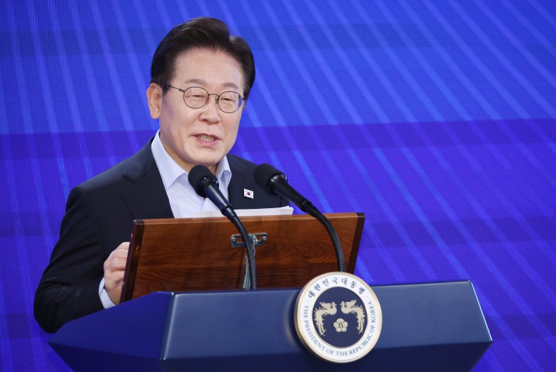 [서울=뉴시스] 최동준 기자 = 이재명 대통령이 31일 서울 종로구 정부서울청사에서 열린 '국민주권시대 공직자의 길' 고위공직자 워크숍에서 특강하고 있다. (대통령실통신사진기자단) 2025.07.31. photocdj@newsis.com