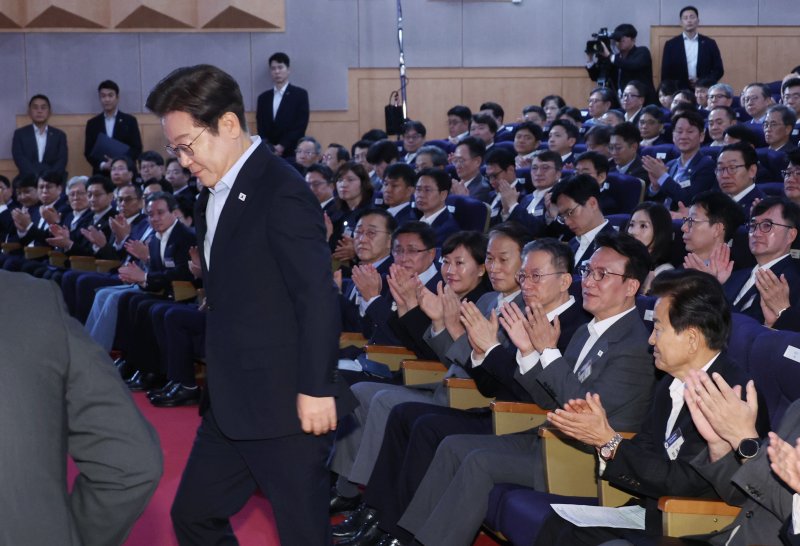 [서울=뉴시스] 최동준 기자 = 이재명 대통령이 31일 서울 종로구 정부서울청사에서 열린 '국민주권시대 공직자의 길' 고위공직자 워크숍에서 특강하기 위해 연단으로 향하고 있다. (대통령실통신사진기자단) 2025.07.31. photocdj@newsis.com