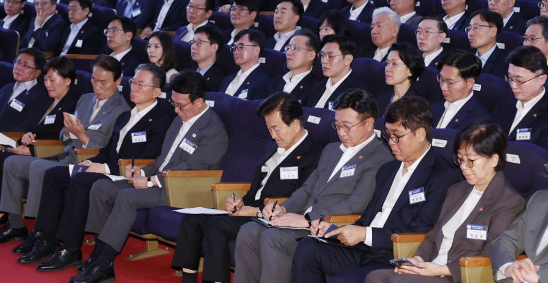 [서울=뉴시스] 최동준 기자 = 김민석 국무총리와 국무위원 등 참석자들이 31일 서울 종로구 정부서울청사에서 열린 '국민주권시대 공직자의 길' 고위공직자 워크숍에서 이재명 대통령의 특강을 메모하고 있다. (대통령실통신사진기자단) 2025.07.31. photocdj@newsis.com