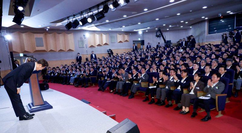 [서울=뉴시스] 최동준 기자 = 이재명 대통령이 31일 서울 종로구 정부서울청사에서 열린 '국민주권시대 공직자의 길' 고위공직자 워크숍 특강을 마친 뒤 인사하고 있다. (대통령실통신사진기자단) 2025.07.31. photocdj@newsis.com