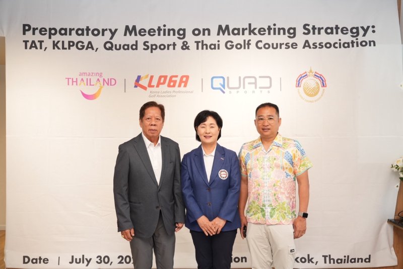[서울=뉴시스] 한국여자프로골프(KLPGA)가 30일 태국관광청 및 태국골프장경영자협회가 개최한 마케팅 전략 사전 회의에 참석해 마케팅 논의를 진행했다. 좌측부터 수찻 수완나시리 태국골프장경영자협회 회장, 김순희 KLPGA 수석부회장, 파타나퐁 퐁텅짜른 태국관광청 서울 사무소장. (사진=쿼드스포츠 제공) 2025.07.31. *재판매 및 DB 금지