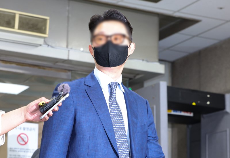 [서울=뉴시스] 황준선 기자 = 건진법사 전성배씨를 통해 김건희 여사에게 고가 선물을 전달하고 통일교의 현안을 청탁한 의혹을 받는 윤영호 전 세계평화통일가정연합(통일교) 세계본부장이 30일 오전 서울 서초구 서울중앙지방법원에서 열린 구속 전 피의자 심문(영장실질심사)에 출석하고 있다. 2025.07.30. hwang@newsis.com