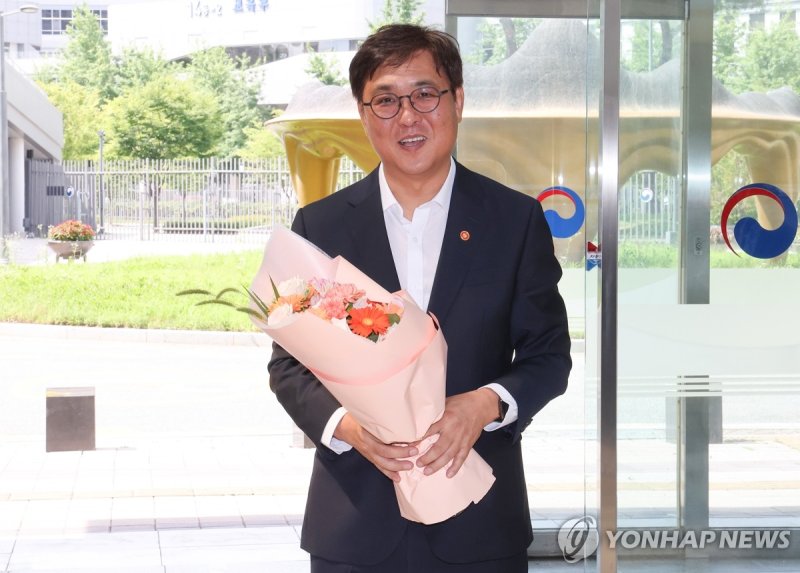 꽃다발 받는 최휘영 문체부 장관 (출처=연합뉴스)