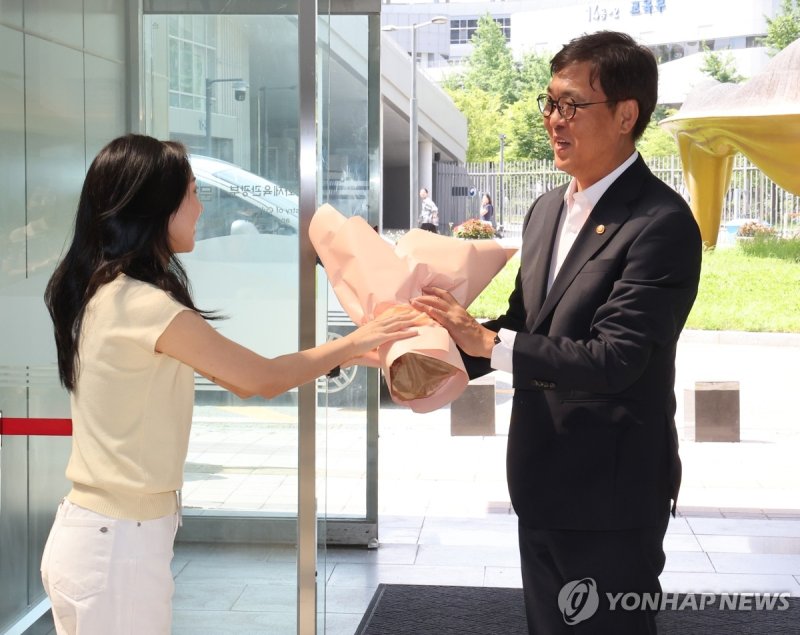 직원 대표로부터 꽃다발 받는 최휘영 문체부 장관 (출처=연합뉴스)
