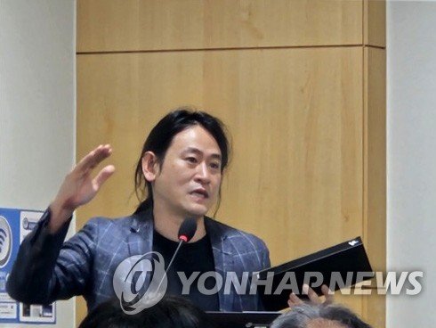AI 반도체 레니게이드를 들고 있는 백준호 퓨리오사AI 대표 (출처=연합뉴스)