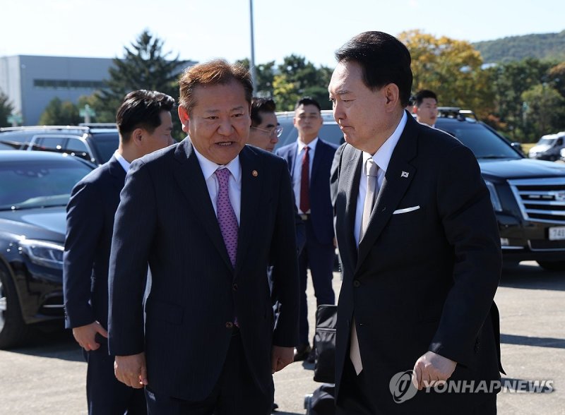윤석열 전 대통령(오른쪽)과 이상민 전 행정안전부 장관 (출처=연합뉴스)