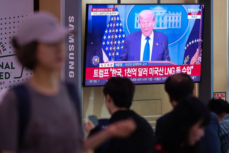 [서울=뉴시스] 권창회 기자 = 미국과의 관세협상이 기존 25%에서 15%로 타결된 31일 오전 서울 용산구 서울역에서 미국 관세협상 타결 관련 뉴스가 송출되고 있다. 2025.07.31. kch0523@newsis.com