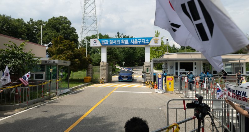 윤석열 전 대통령에 대한 체포영장이 발부된 31일 오후 경기 의왕시 서울구치소에서 호송차량이 나오고 있다. ⓒ News1 이승배 기자